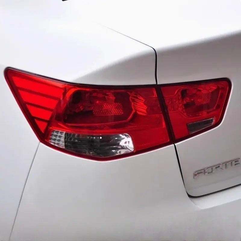 Luz traseira esquerda e direita do KIA Forte 2009-2013 Detail