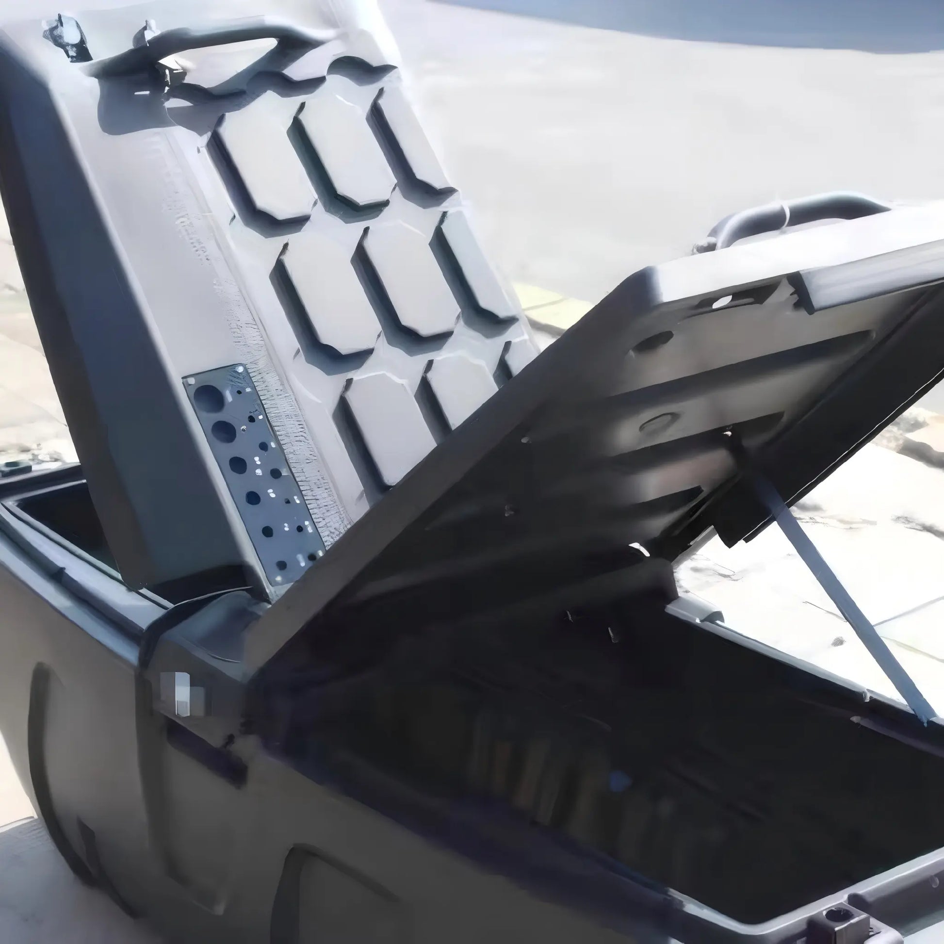 Secure Weather Resistant Pickup Truck Tool Storage Box for BYD Shark 6 / Amarok / GMC, detail view
